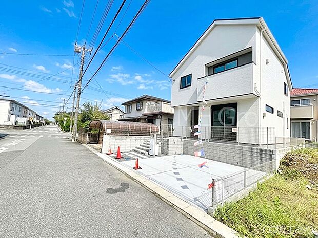 【前面道路含む現地写真】前面道路はきちんと整備されています  