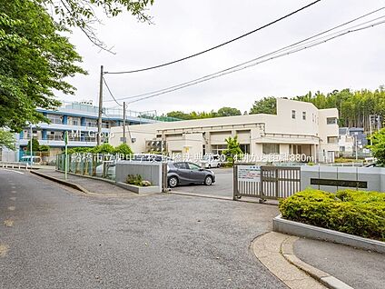 船橋市立旭中学校 880m(11分)