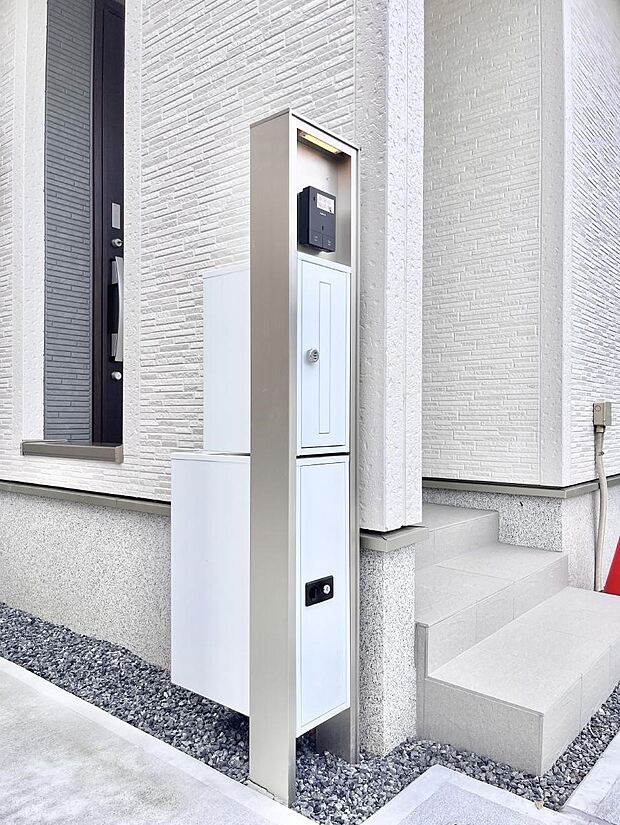 【その他現地】表札・インターホン・ポスト・宅配BOXをひとつに集約。エントランスになじむシンプルデザイン。