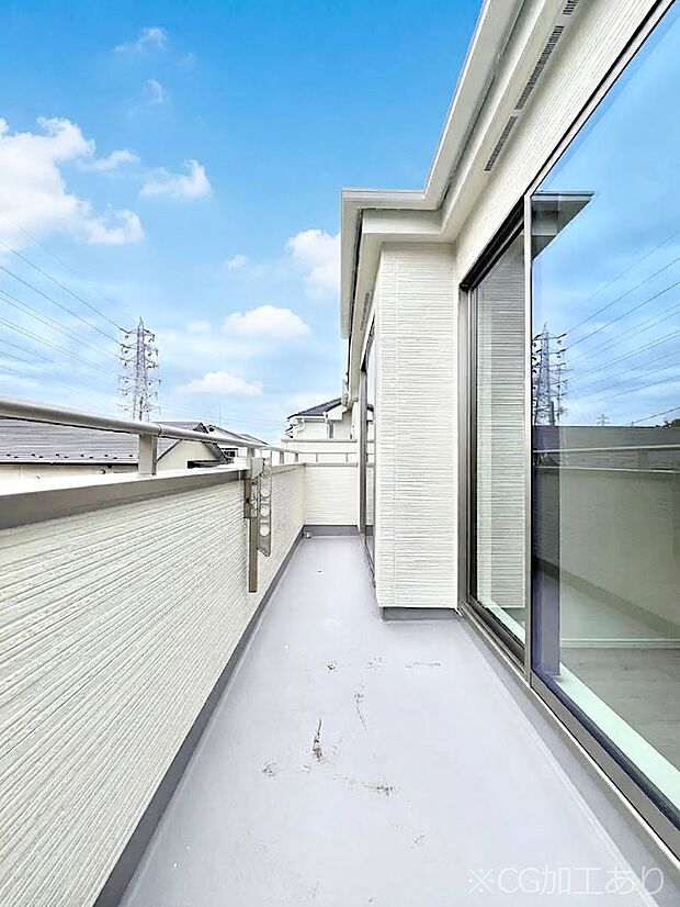 【バルコニー】暖かな陽光が降り注ぐバルコニーはお洗濯におすすめ。爽やかな風も心地よいです。