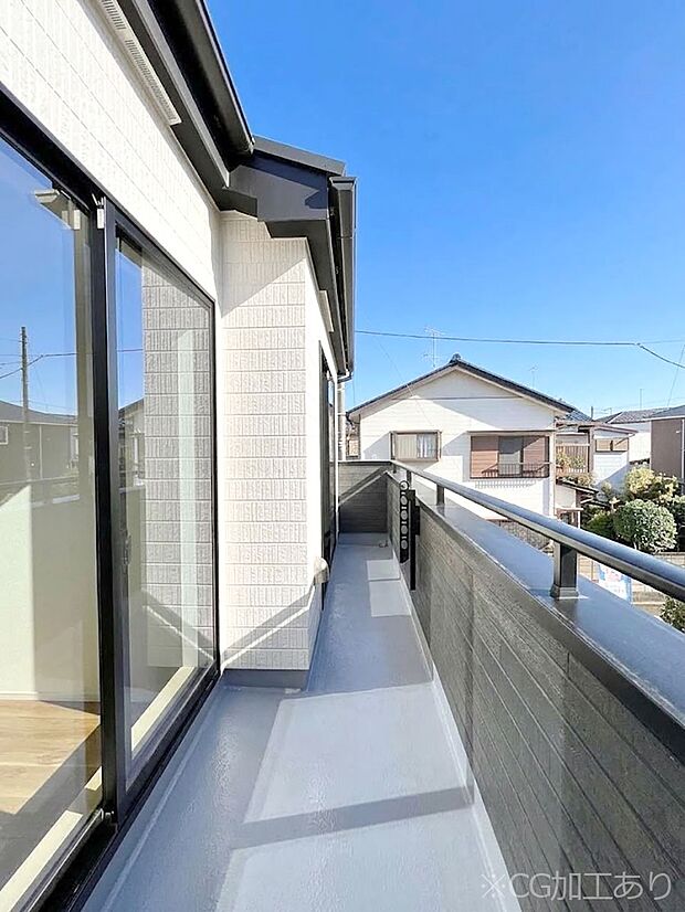 【バルコニー】暖かな陽光が降り注ぐバルコニーはお洗濯におすすめ。爽やかな風も心地よいです。