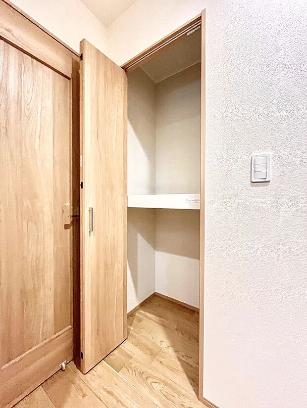 【玄関ホール収納】玄関ホール収納です。掃除道具やお出かけ用グッズの収納に便利です。