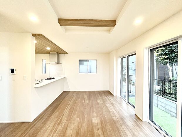 【ダイニング】折り上げ天井はは立体的な奥行きがあるので、天井が広く見えて開放的な空間を演出できます。  