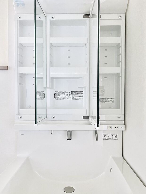 【三面鏡裏収納】三面鏡の裏に、化粧品や衛生用品などを収納可能。洗面台をすっきりと保ちます！