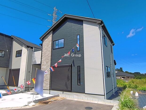 【現地外観写真】暮らしやすさと居心地の良さにこだわったシンプルで飽きのこないデザイン ！