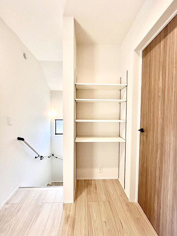 【廊下収納】廊下収納。掃除道具や季節の小物を収納することができます。