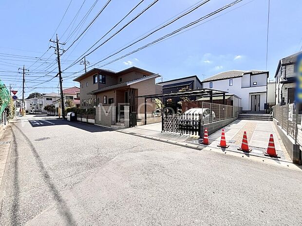 【前面道路含む現地写真】奥まった地形は、車道に面しておらず、静かでプライベート感を味わえる立地です。 