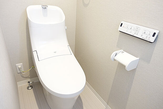 【トイレ】落ちにくい汚物汚れも、水を流すだけツルンっと落とせる新素材”アクアセラミック”で毎日のお手入れ簡単!※設置時期によりイメージが異なる場合があります。