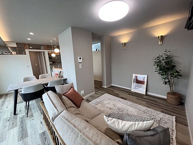 ダイニングとキッチンが近く、家事動線もスムーズなレイアウト。