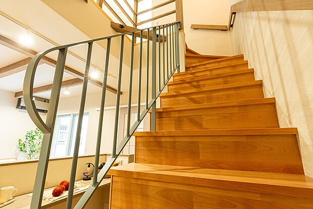 【デザイン階段】アーチのラインが生み出す美しく有機的な印象と
アイアンの無機質さが融合した
繊細で優雅な印象が魅力的