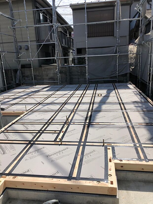 【業界最高クラスの断熱性能を誇る『フェノバボード』】『フェノバボード』は、イニハンスで床下の断熱材として標準採用しています。
フェノバボードは、樹脂の中に微細な気泡(セル)を作り、その中に断熱性能の高いガスを閉じ込め、空気の行き来を遮断したことで、高い断熱性能を発揮します。
特徴としては、熱伝導率が0.019w/m Kと低く、45mmの薄い素材で施工もしやすい、熱に強い安心の防火性能、経年劣化が少なく性能を長期維持できることです。
また、フロンガスを一切使用していないので、環境に優しい建材です。