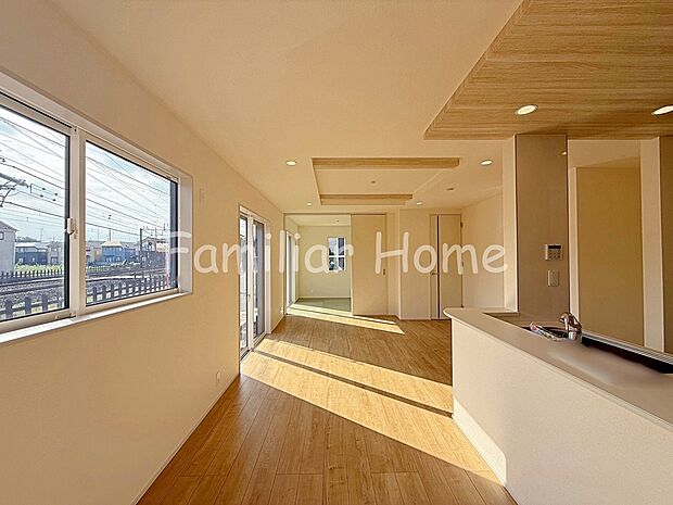 質のよいペアガラスが太陽の光を照り返します。色づき始めた木々の葉がもたらす香り、やわらかな風が吹き抜けて行きます。