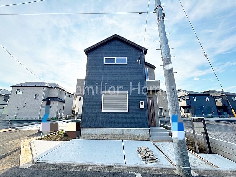 天高い青空を見上げて建つ姿は静かな住宅街に溶け込みます。