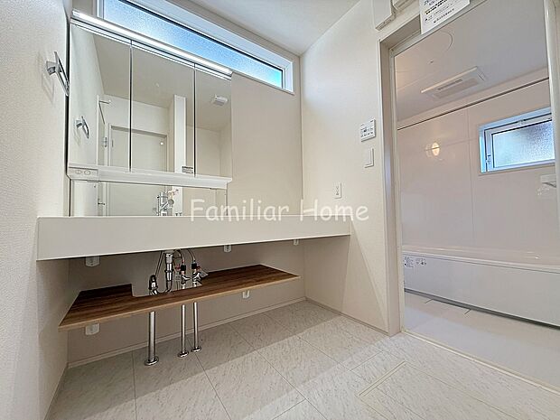 【三面鏡洗面台】洗面所 身支度に便利な三面鏡。鏡を開くと収納になっていてすっきりとした空間にすることができます。