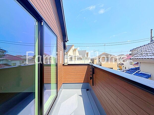 【バルコニー】バルコニー 南向きの日当たりの良いバルコニーは、お洗濯が多いときも安心。たくさん干してもカラっと乾きそうです。