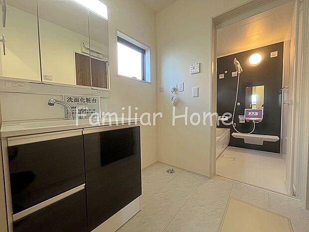 【洗面所】洗面所　爽やかなデザインでまとめられたPowderルーム。