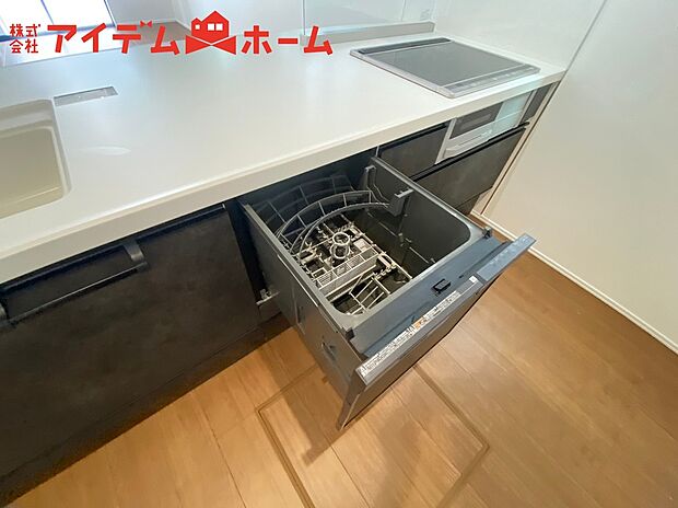 【自動食器洗乾燥機】手間・時間をかけず、効率よく食器類を洗浄。家事の時間を大幅に短縮出来ます。
かつ節水効果にも優れた食洗機を標準装備。スライド式なので場所も取りません。