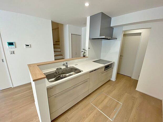 【キッチン】ダイニングを見渡せる、
使い勝手の良いシステムキッチン。
ダイニングとの空間のつながりが、
スペースのゆとりを生み出します♪