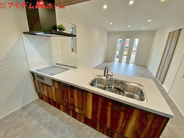 【キッチン(1号棟)】ダイニングを見渡せる、
使い勝手の良いシステムキッチン。
ダイニングとの空間のつながりが、
スペースのゆとりを生み出します♪
