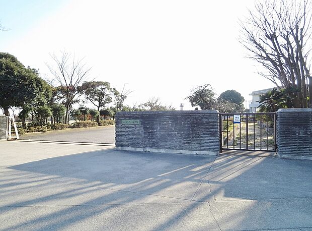 西尾市立一色中学校（約3,700m）