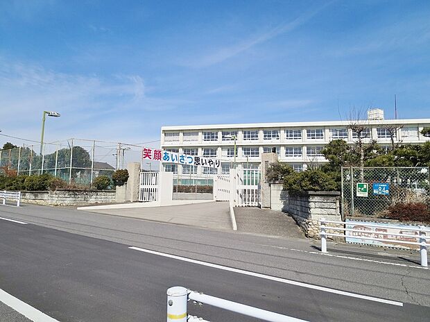 碧南市立新川中学校（約1,300m）