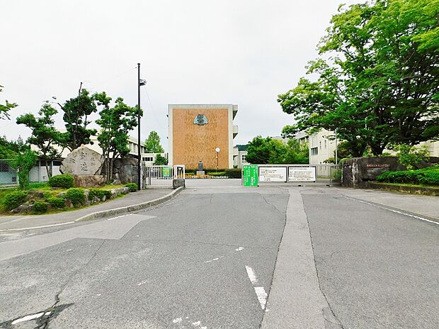 岡崎市立新香山中学校(約1,520m)