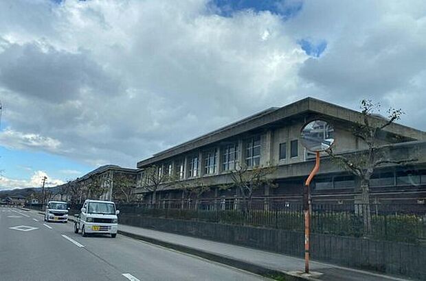 丸亀市立南中学校(約1,135m)