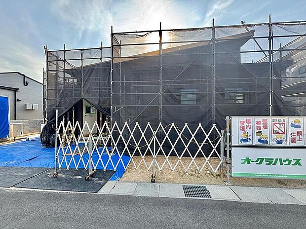 【現地外観写真】3月撮影　完成に向けて工事が進んでおり、間取りや暮らしのイメージも膨らむこれからが楽しみな一邸です