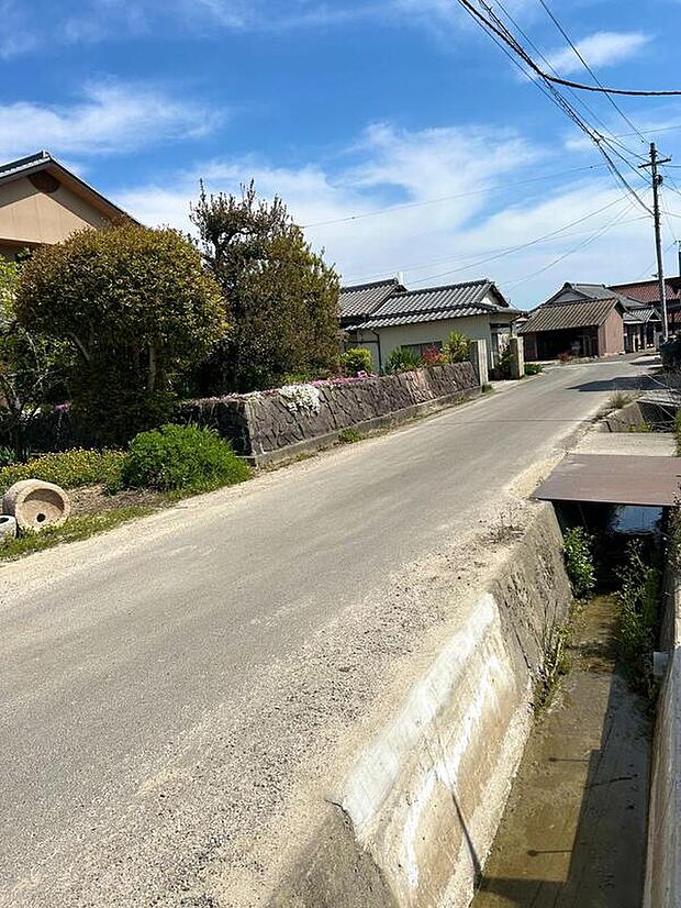 【その他現地】分譲地前道路です。（西側から撮影）周辺は落ち着いた住宅地で車の通行も比較的穏やか。日々の移動も安心して行える環境です