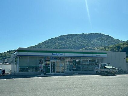 ファミリーマート宇多津町長縄手店 650m(徒歩9分)