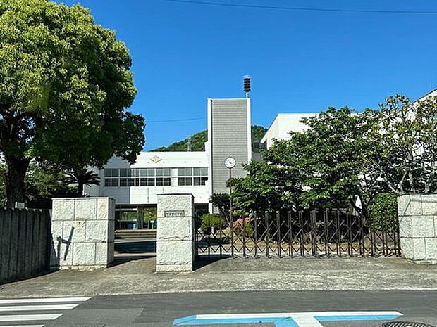 宇多津町立宇多津小学校（約626m）