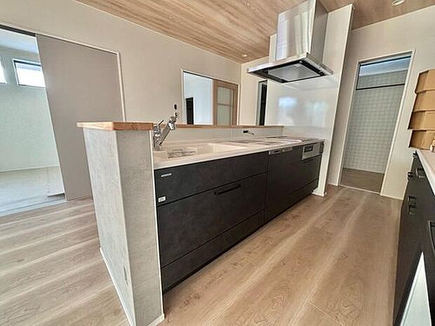 【3月撮影　キッチン】キッチン横にダイニングテーブルを配置いただけるため、料理の配膳や後片付けが短い距離で可能です(^^)/