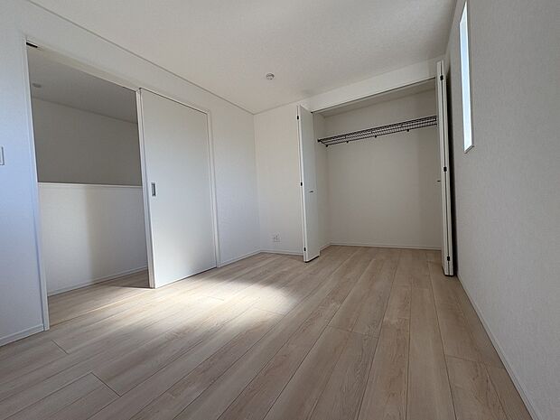 全室２面採光、お部屋によっては3面採光となっており、明るい室内です