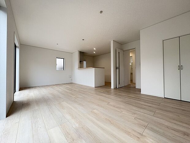 【陽当たり良好のLDK】大きな窓ガラスがあるのでどの時間帯も陽当たりが良く、明るいLDKです。収納も2ヵ所あるので、スッキリとお使いいただけます。