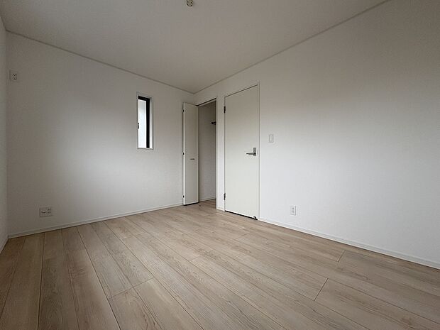 【各居室】各居室には、収納がついているのでスッキリお使いいただけます。