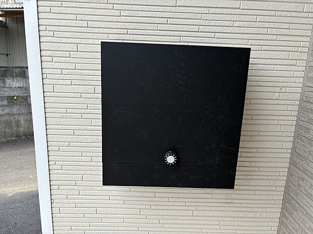 【ポスト】大容量のポストなので、書類やハガキだけでなく小さめの小包なども投函することができます