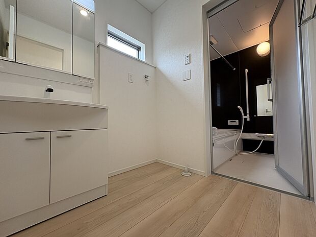 【三面鏡タイプの洗面台】三面鏡の後ろに収納がついているので、物が多くなりがちな洗面台周りをスッキリさせることができます。鏡合わせをすればご自身の後頭部も見られるので、ヘアアレンジなどもしやすいです。