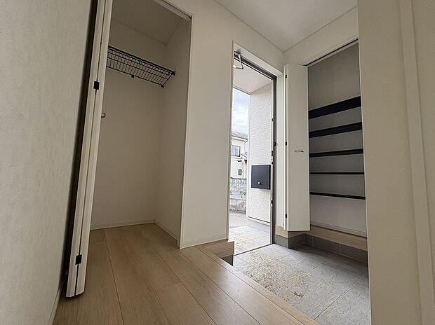 【可動棚の玄関収納】大きな玄関収納は、可動棚になっているので靴や物の大きさに合わせて位置を調節することができます。左右別々に調節できるので、それぞれ分けてしまっておくことができます。