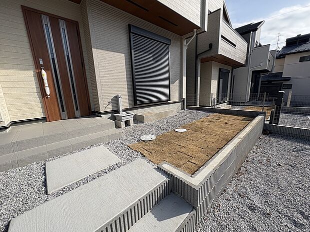 【LDKに面したお庭】LDKに面したお庭と外水栓があります。プランター栽培やガーデニング、お子さまのプール遊びなど様々な使い方ができます