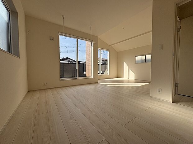 【開放感を感じられるこだわり】ポップアップ天井やアクセントクロス、天窓など限られた広さのなかで開放感を感じられる工夫が盛りだくさんの設計です