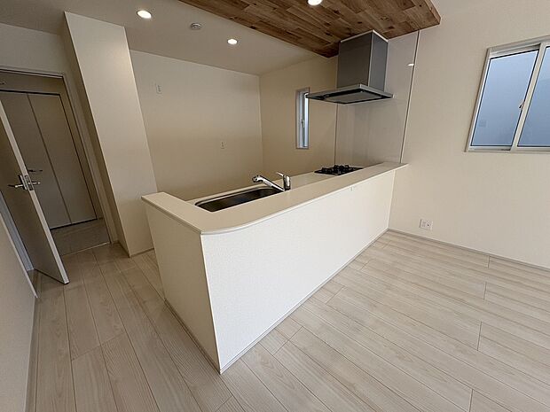 【カウンター付きのキッチン】キッチンにはカウンターが付いています。作業中に物を置いておいたり、季節のお花やインテリアを置いておくこともできます。