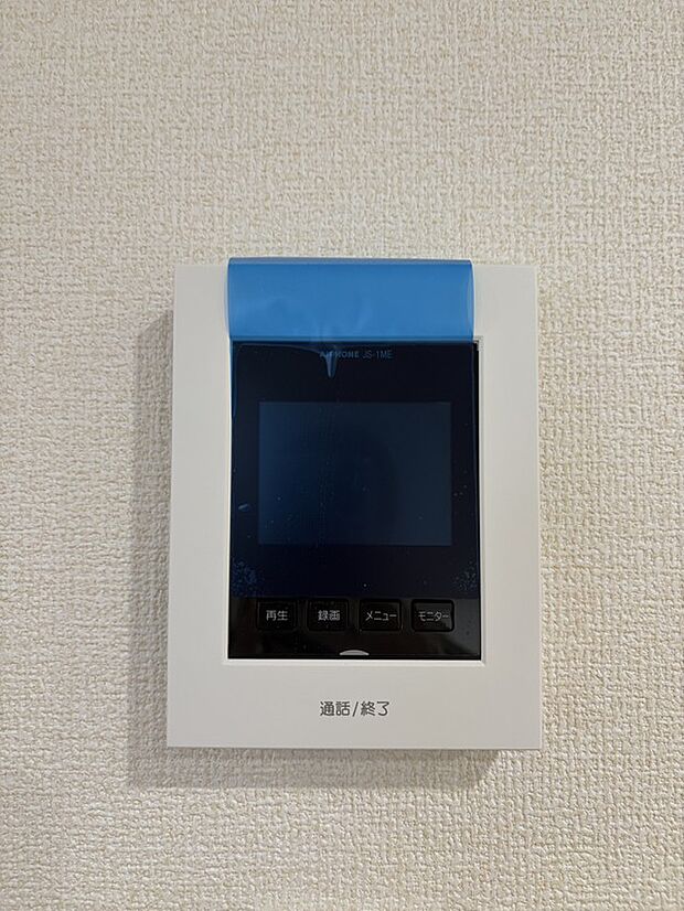 【TVモニター付きインターホン】来客相手のお顔がカラーで見えるため、防犯面では非常に重要性のある設備です。特に女性やお子さまのいらっしゃるお客様に人気のある設備です。