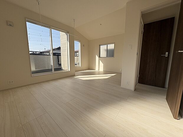 【全居室ペアガラス】全ての居室の窓にペアガラスを採用しています。外気温の影響を受けづらいので、一年を通して快適にお過ごしいただくことができます。