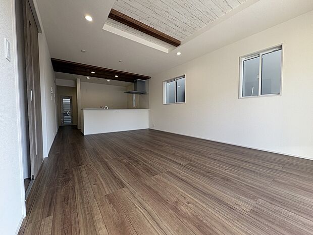 【開放感を感じられるこだわり】ポップアップ天井やアクセントクロス、勾配天井など限られた広さのなかで開放感を感じられる工夫が盛りだくさんの設計です