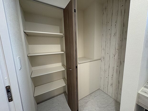 【便利なキッチン収納】キッチン用品や備蓄品だけではなく、日用品のストックなども収納できます。収納棚やラックを設置することもできます。勝手口もあるので、溜まったゴミ袋を室外に置いておけるのも嬉しいポイントです。