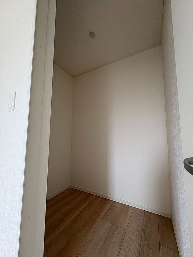 【お洋服選びが楽しくなるWIC】お洋服全体を見ながら、選ぶことができるので毎日のお着換えの時間が楽しくなります。また、畳まずに吊るすことができるので手間が減り、楽になるだけでなくシワになりやすいお洋服も綺麗に収納できます。