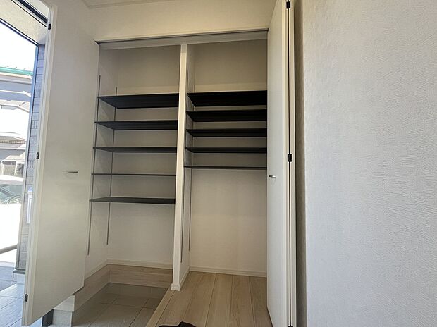 【可動棚の玄関収納】大きな玄関収納は、可動棚になっているので靴や物の大きさに合わせて位置を調節することができます。左右別々に調節できるので、それぞれ分けてしまっておくことができます。