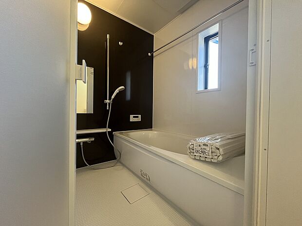 【快適なバスルーム】脱衣所と段差のないフラットなバスルームは、小さなお子さまや高齢の方がいても躓きにくい安心の設計です