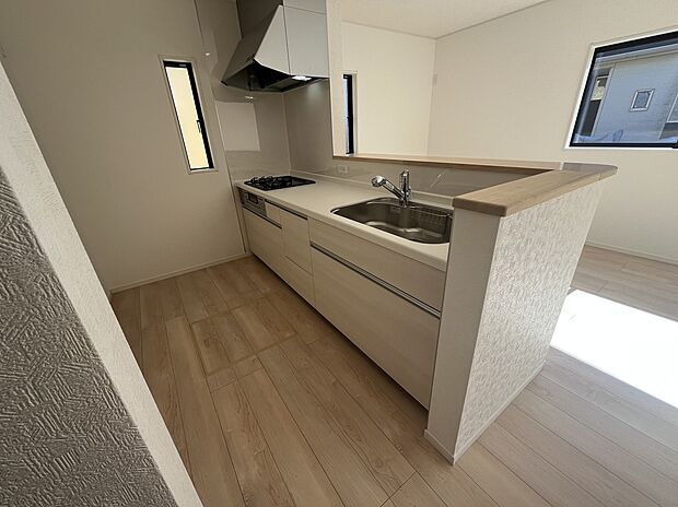 【機能性たっぷりのキッチン】作業台が広く、収納もたっぷりあるため快適にお料理ができます。また、三口のガスコンロなので同時調理も可能です