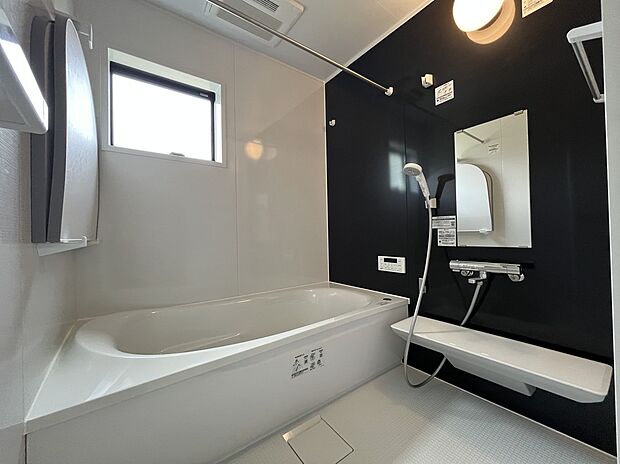 【快適なバスルーム】脱衣所と段差のないフラットなバスルームは、小さなお子さまや高齢の方がいても躓きにくい安心の設計です